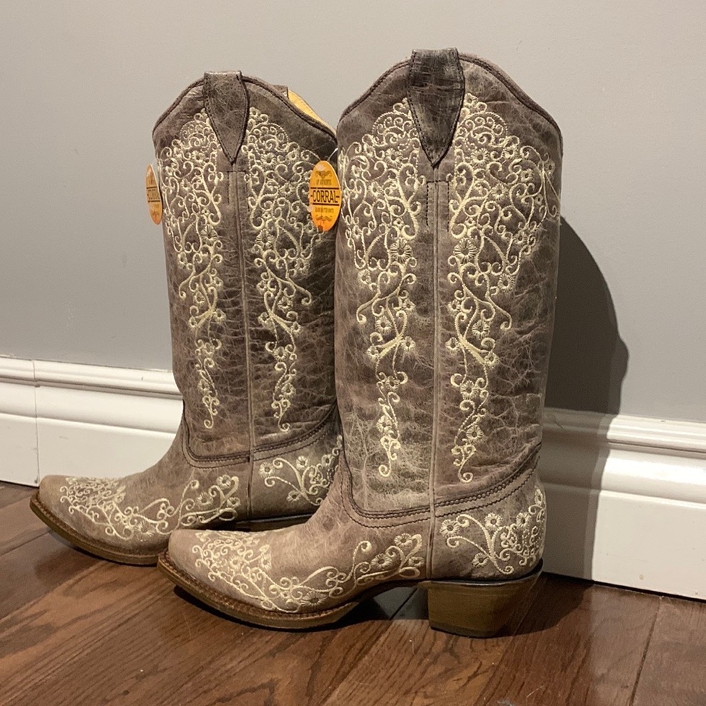 Beautiful Corral Brown Crater with Bone Embroidery cowgirl boots NWT